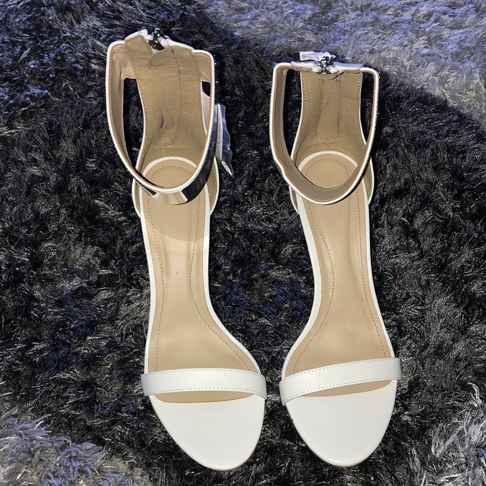Zara white simplistic heel w/silver hardware